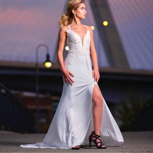 Elegant ivory evening gown with lace detail and subtle sparkle! - Picture 1 of 10